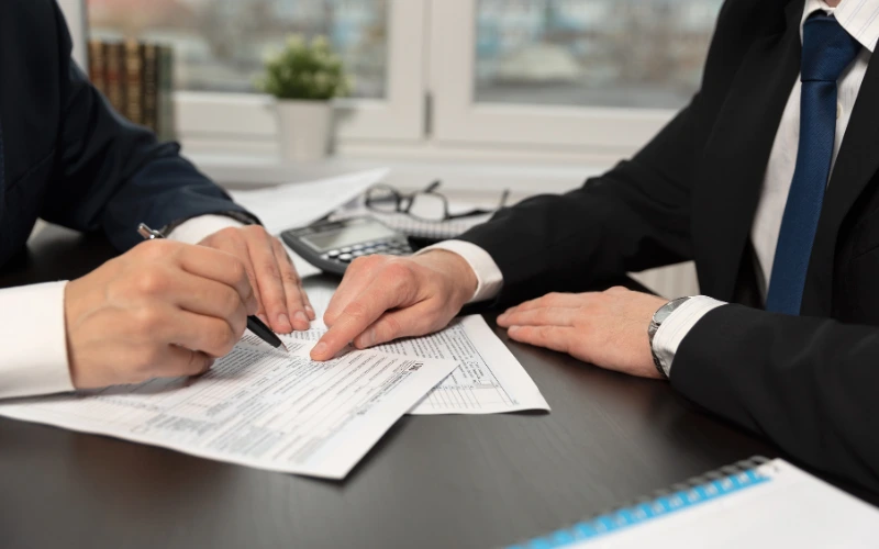 Två personer i kostym som diskuterar preliminärskatt 