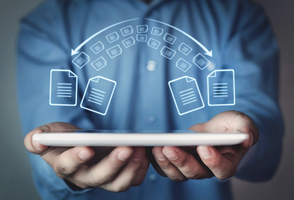 En kille med blå skjorta, där filer visas som på en skärm och flyttas runt.