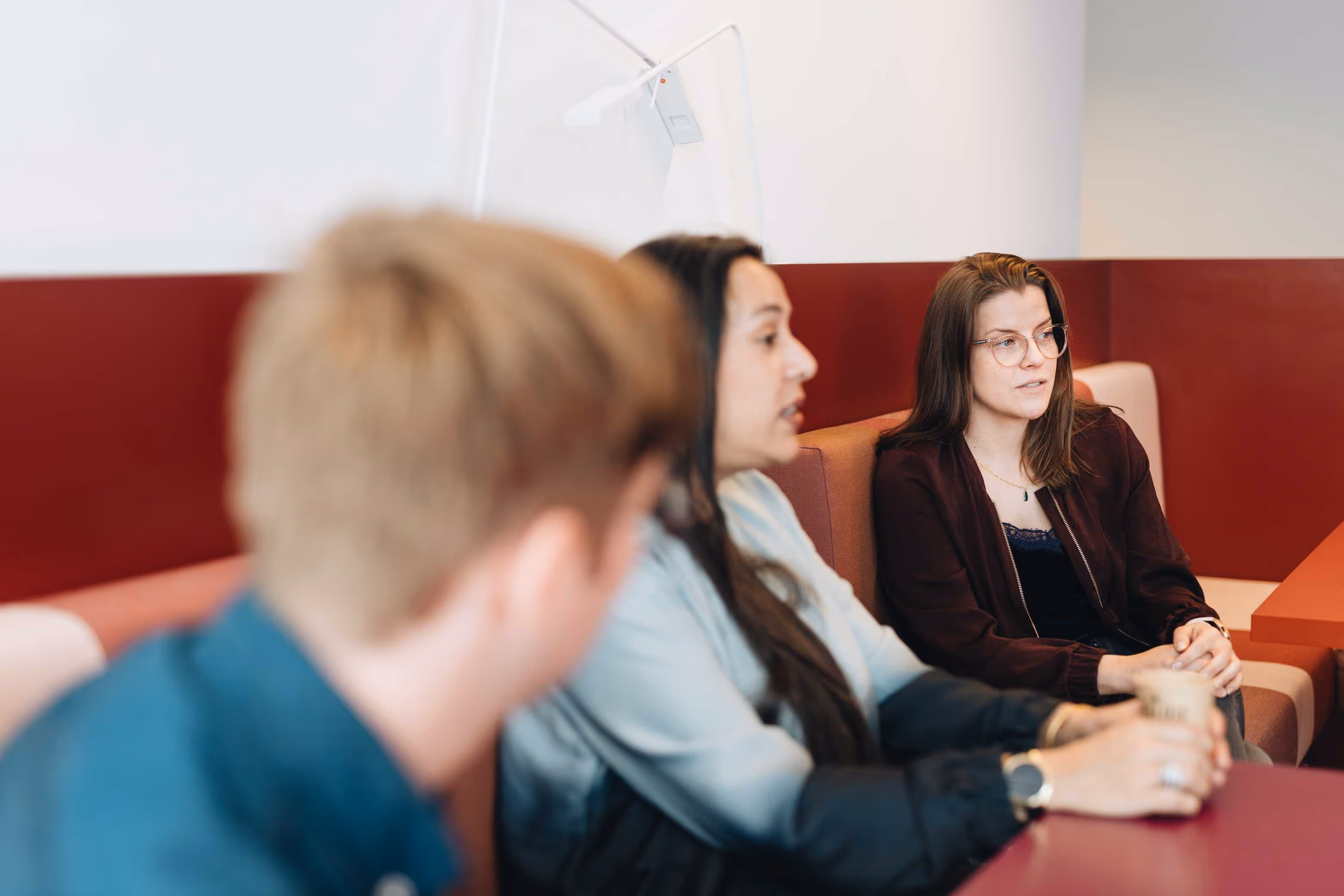Het taskforce Digitale Participatie team bij de gemeente rotterdam in gesprek met mendix business consultant Tim over participatieplatform Mijn Rotterdam