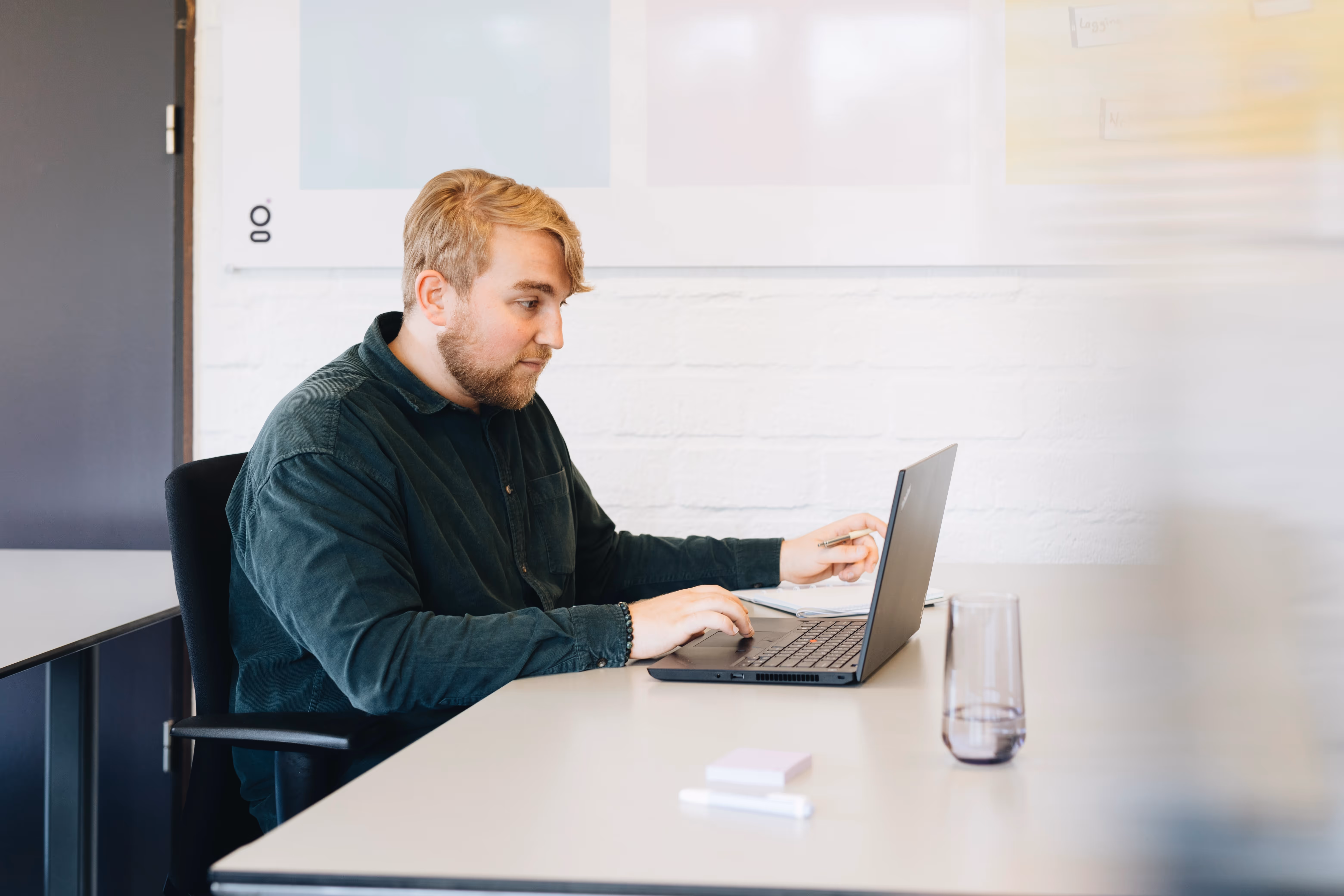 it trainee aan het studeren