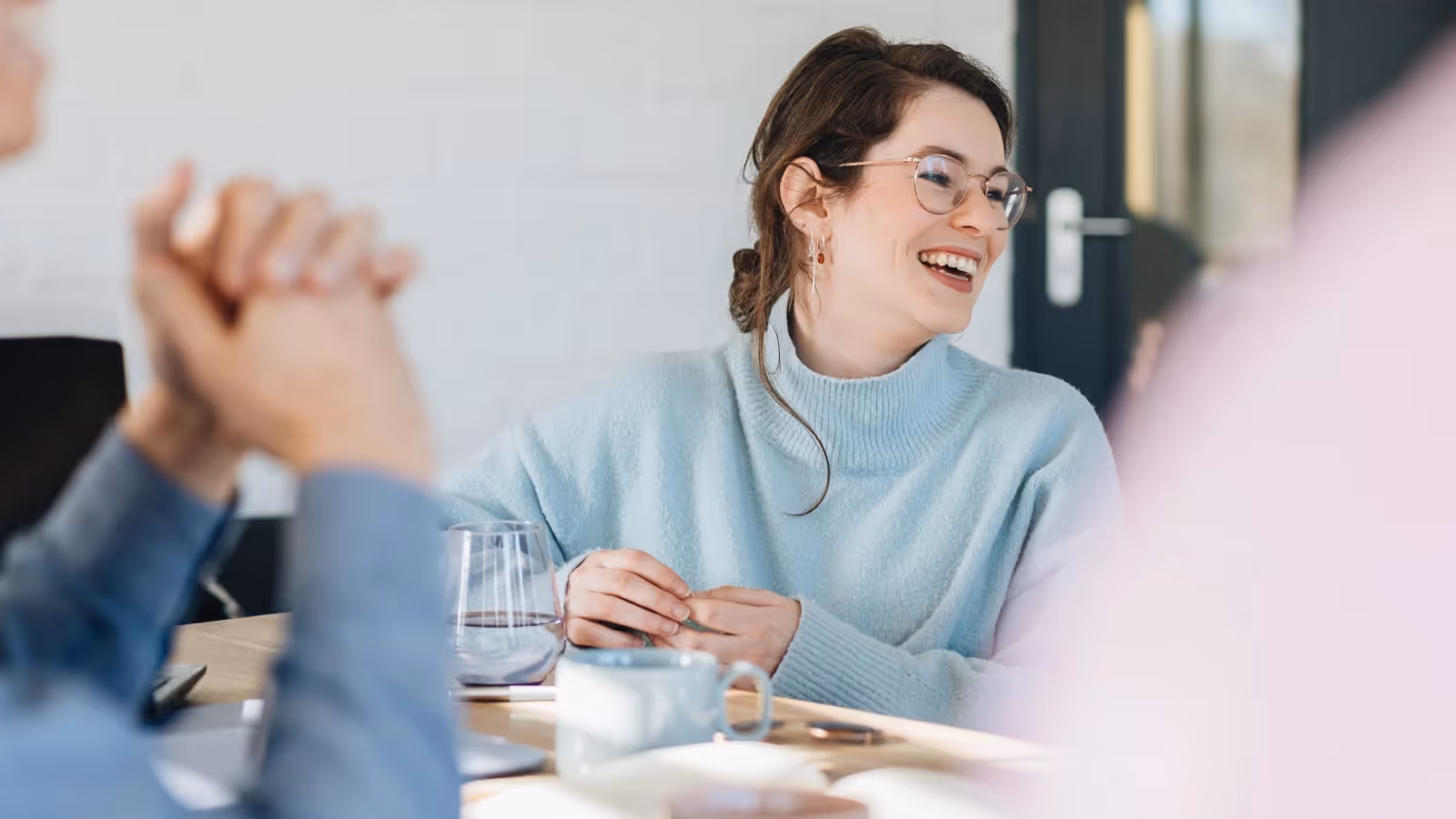 IT Trainee lachend in vergadering