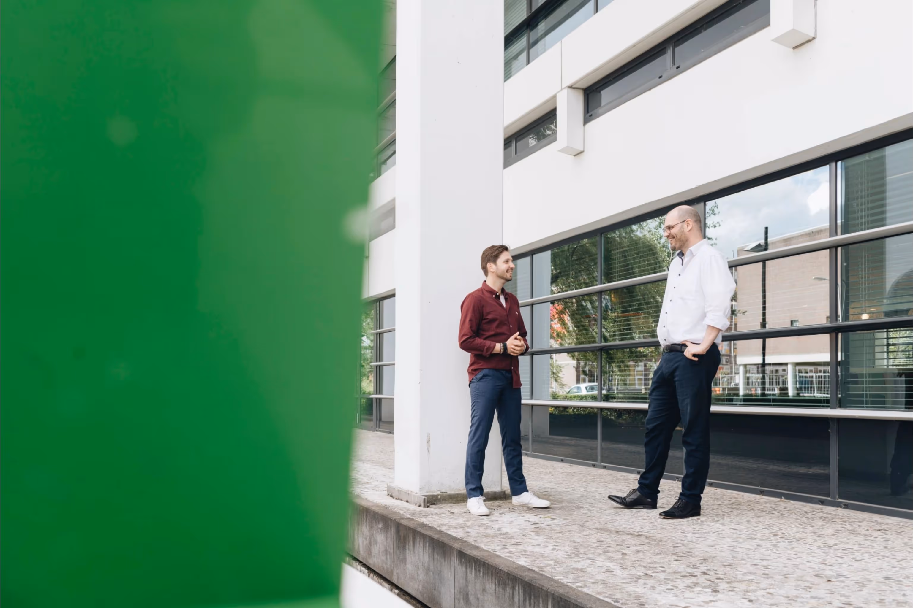 Teamleider Application Services Digital Construction buiten in gesprek met de functioneel applicatiebeheerder voor het Digital Construction Team
