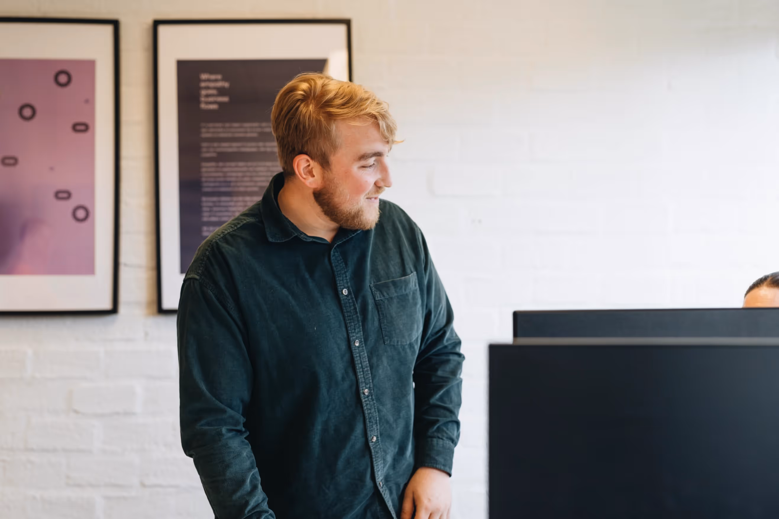 IT Trainee Dennis helpt een eindgebruiker met IT vraag. 