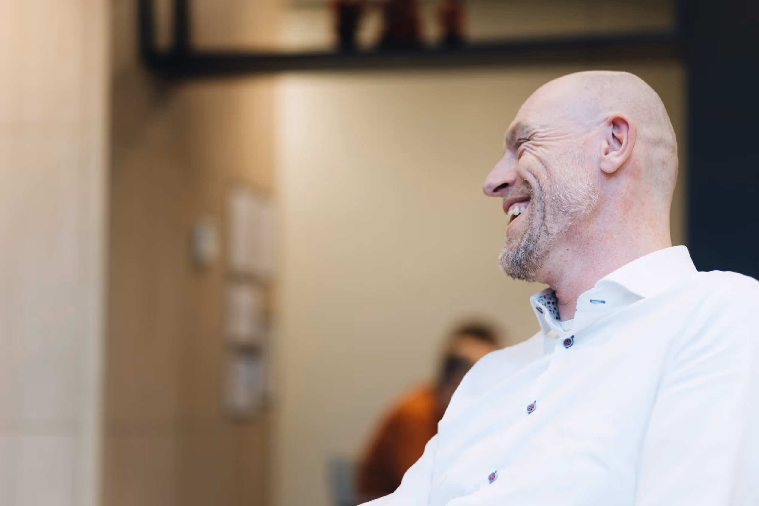 Directeur financiën en bedrijfsvoering bij Van Neynsel lachend 