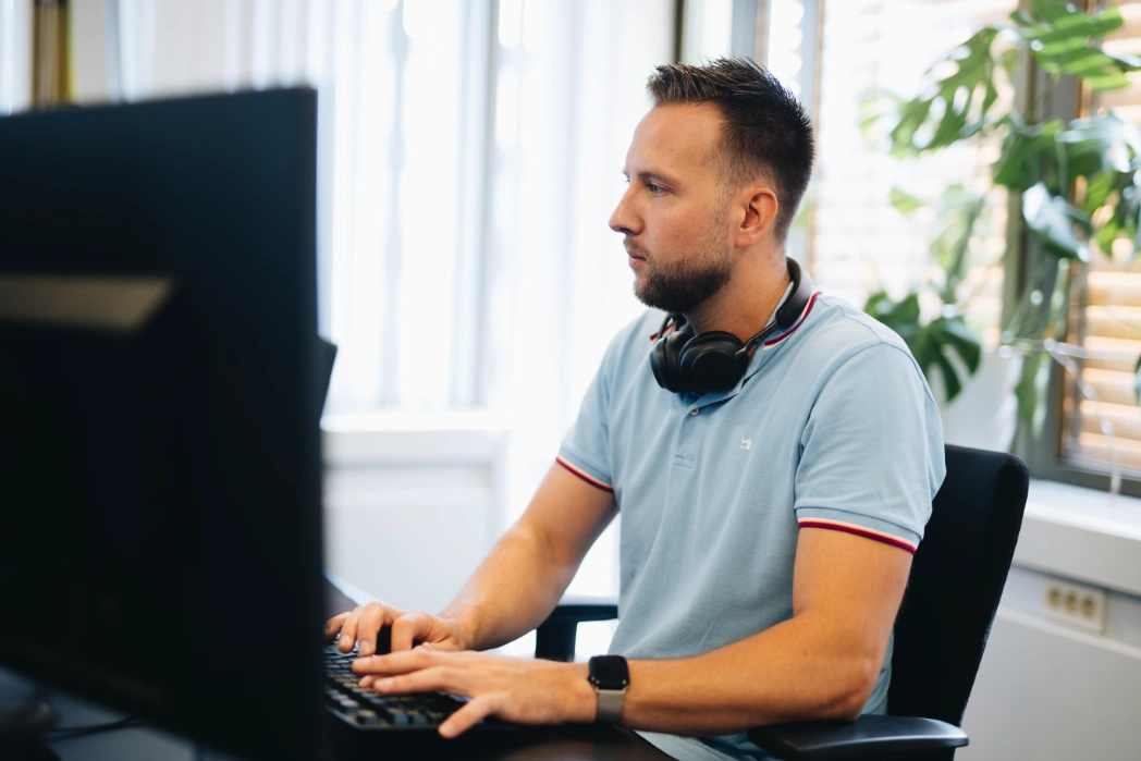 Cloud consultant Patrick aan het werk