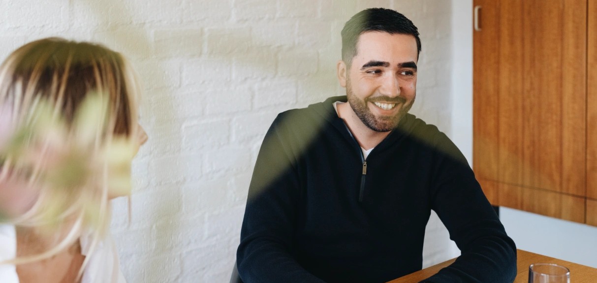 IT Consultant geeft advies aan het digitaliseringsproject team