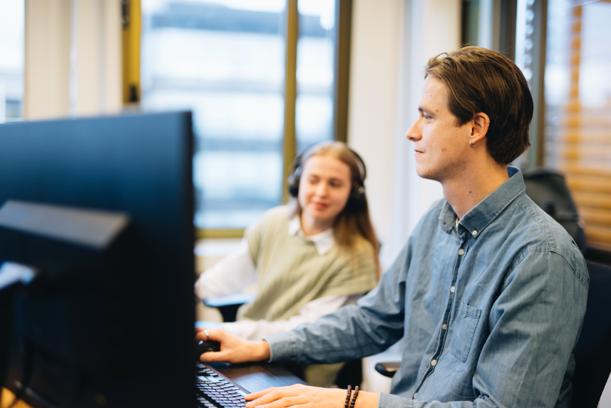 Twee Cloud engineers werken aan een probleem