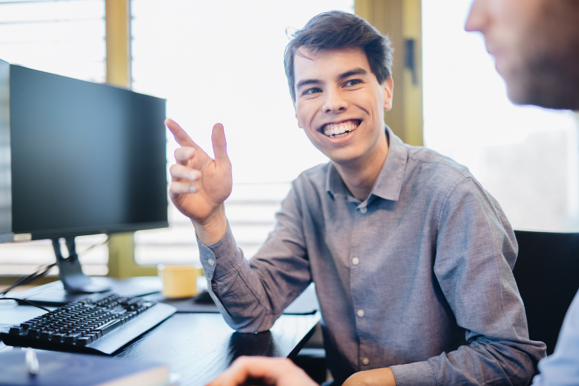 Blije Goodzo collega's lachen in de camera