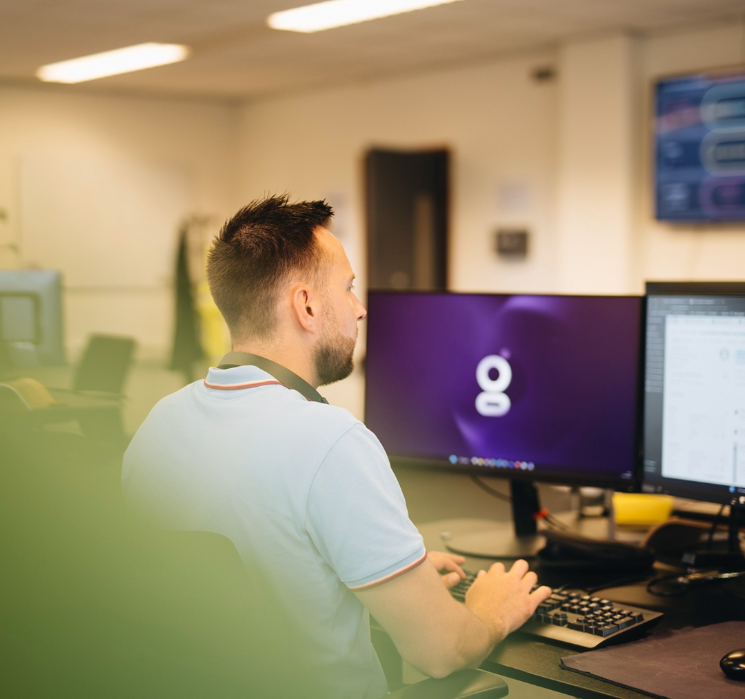 Werknemer van Goodzo aan de slag met een taak voor een klant