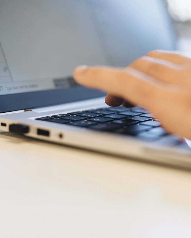 Een medewerker werkt op een laptop