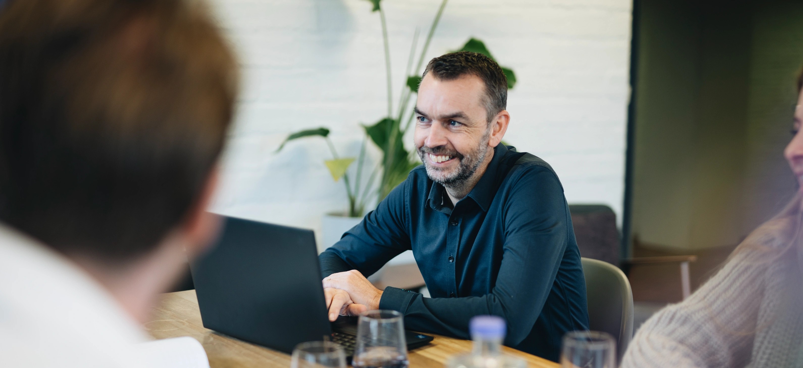 Consultant in gesprek bij de klant