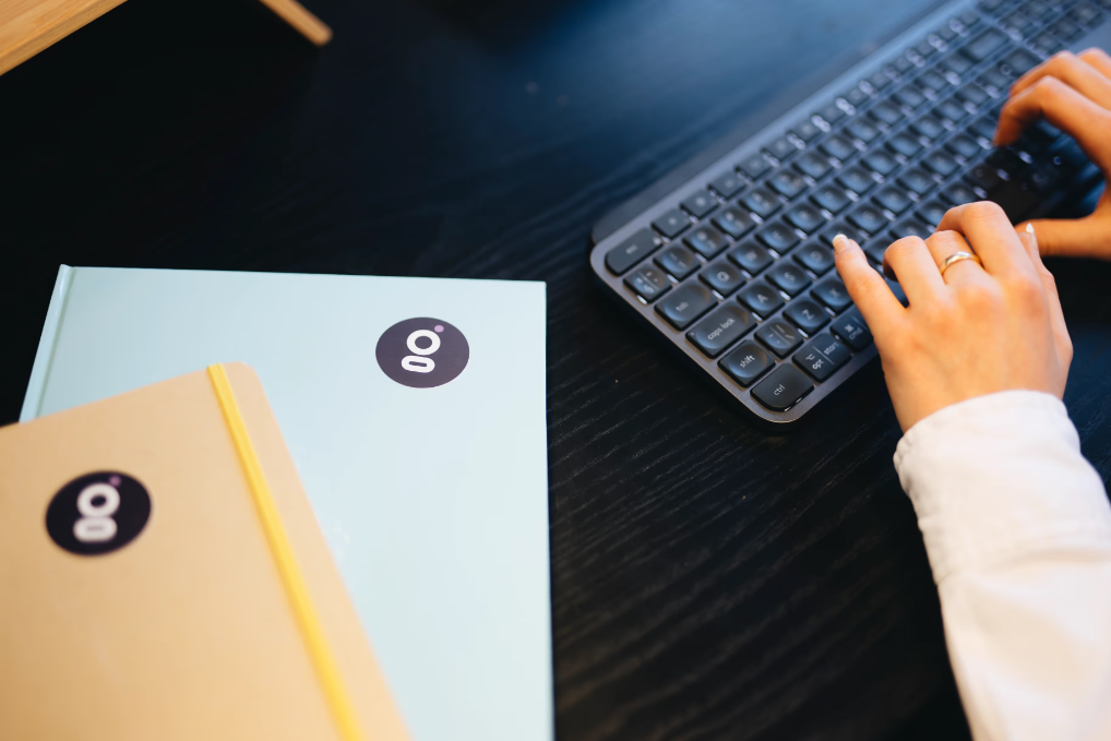 Goodzo medewerker aan het typen op een toetsenbord