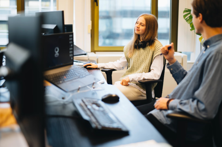 Collega's bespreken hoe een proces efficiënter kan