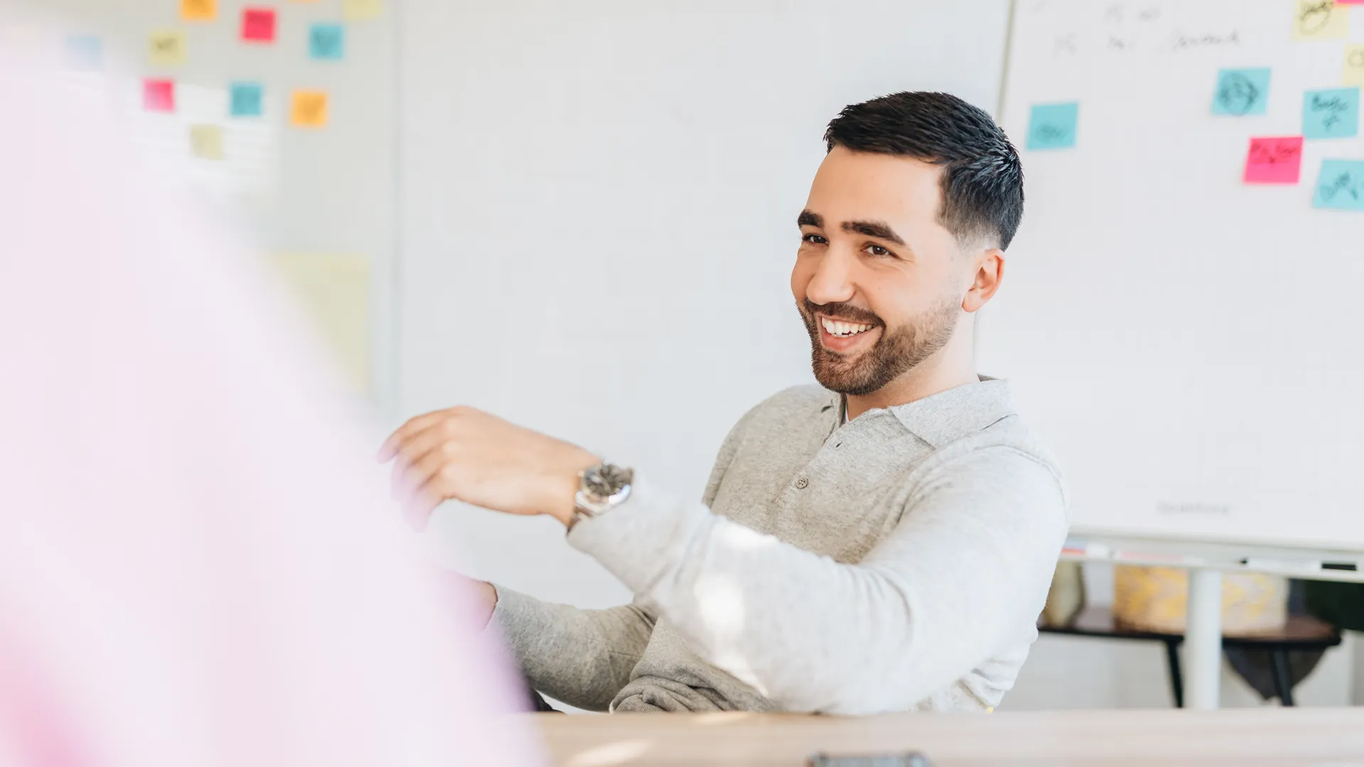 Een man in overleg met andere mensen 