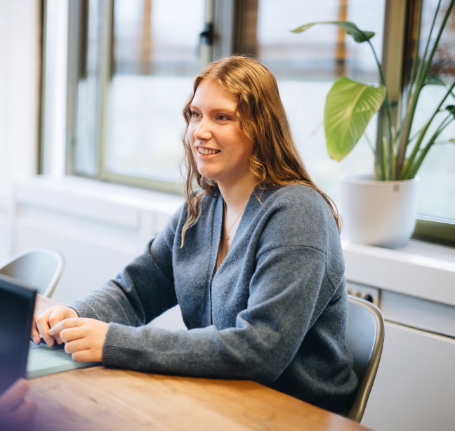 Een project management consultant zit in gesprek