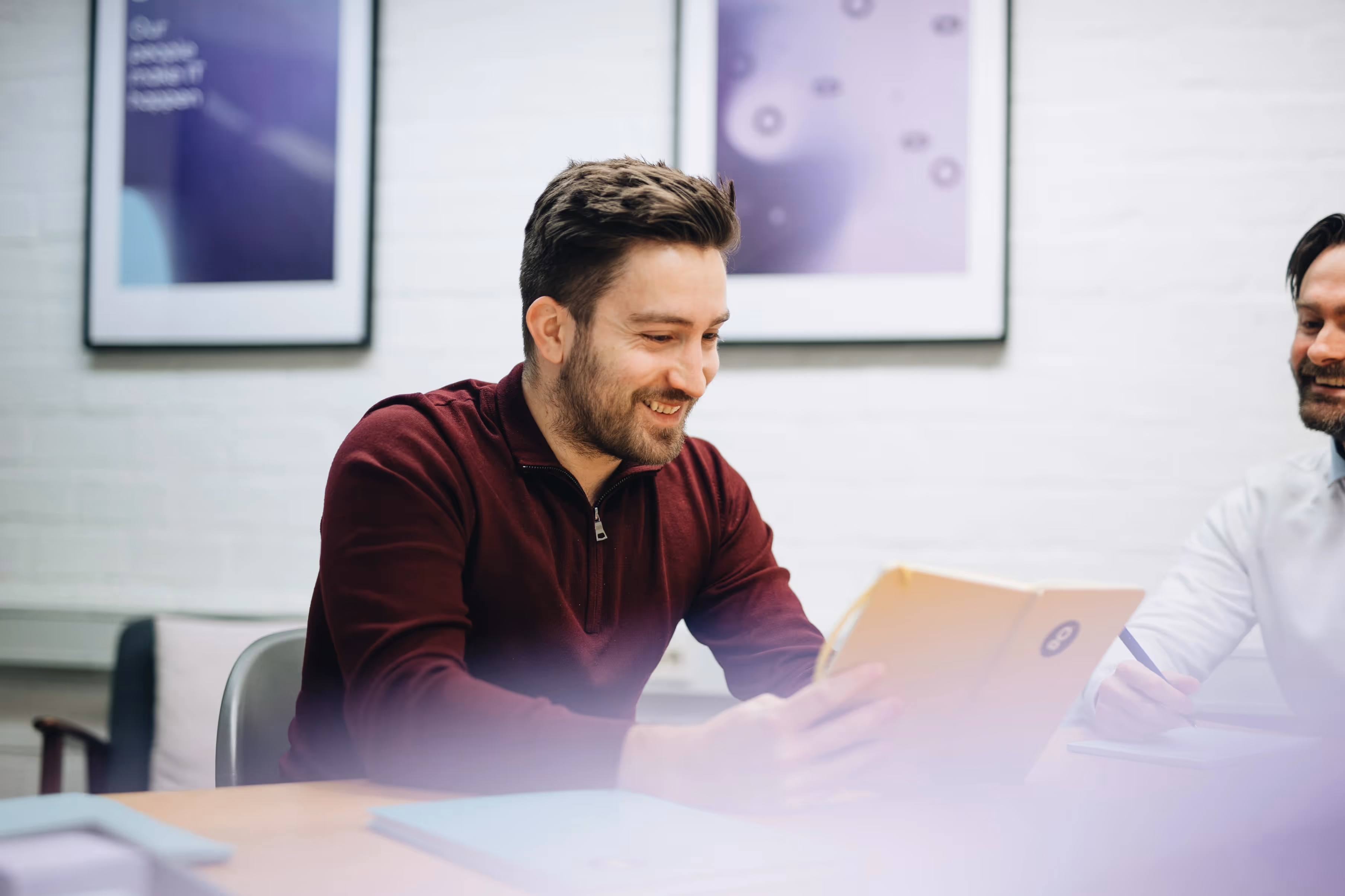 Een lachende IT consultant