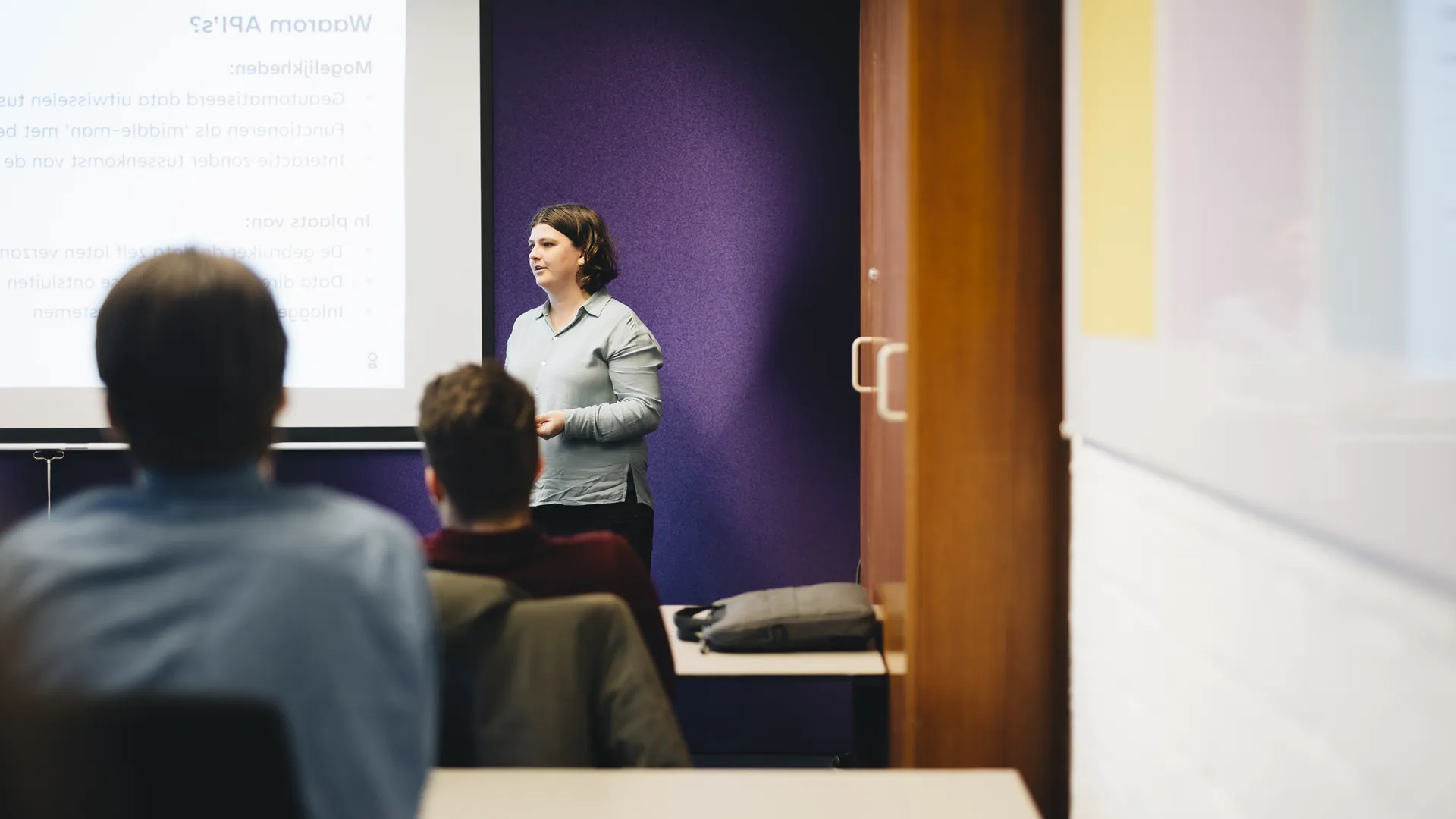 Vrouw geeft Mendix training