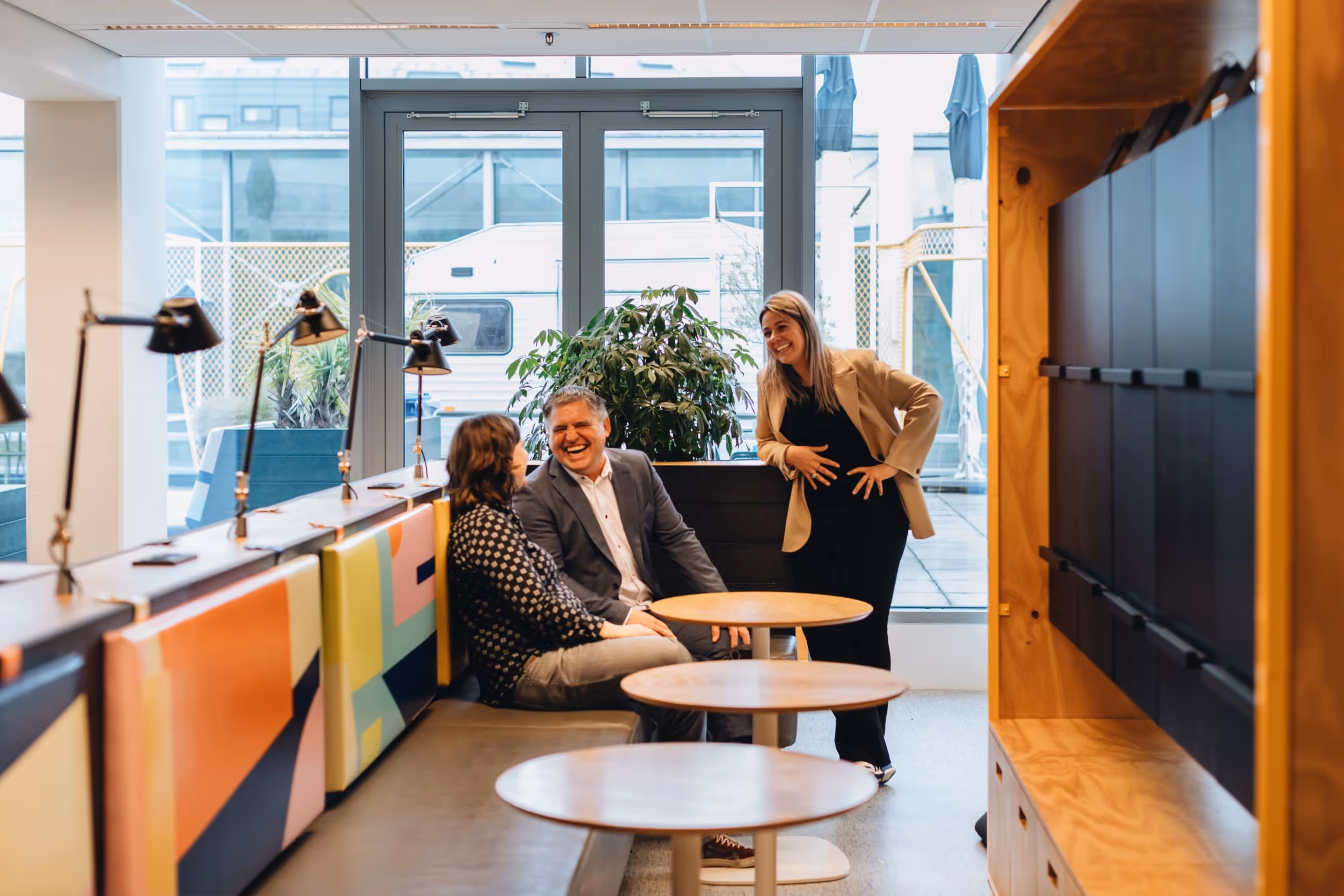 Medewerkers lachen met elkaar