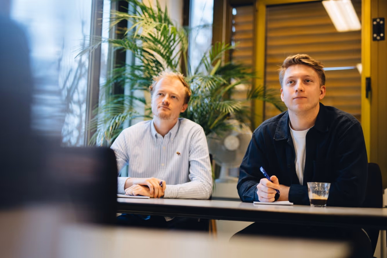 Twee mannen volgen AI training