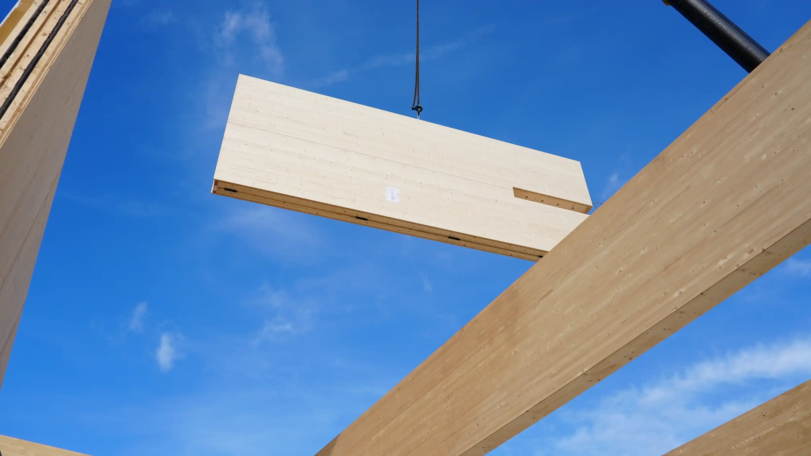 Montage einer vorgefertigten Holzbauwand mit Kran im smartbuild Baukonzept für eine Handelsimmobilie