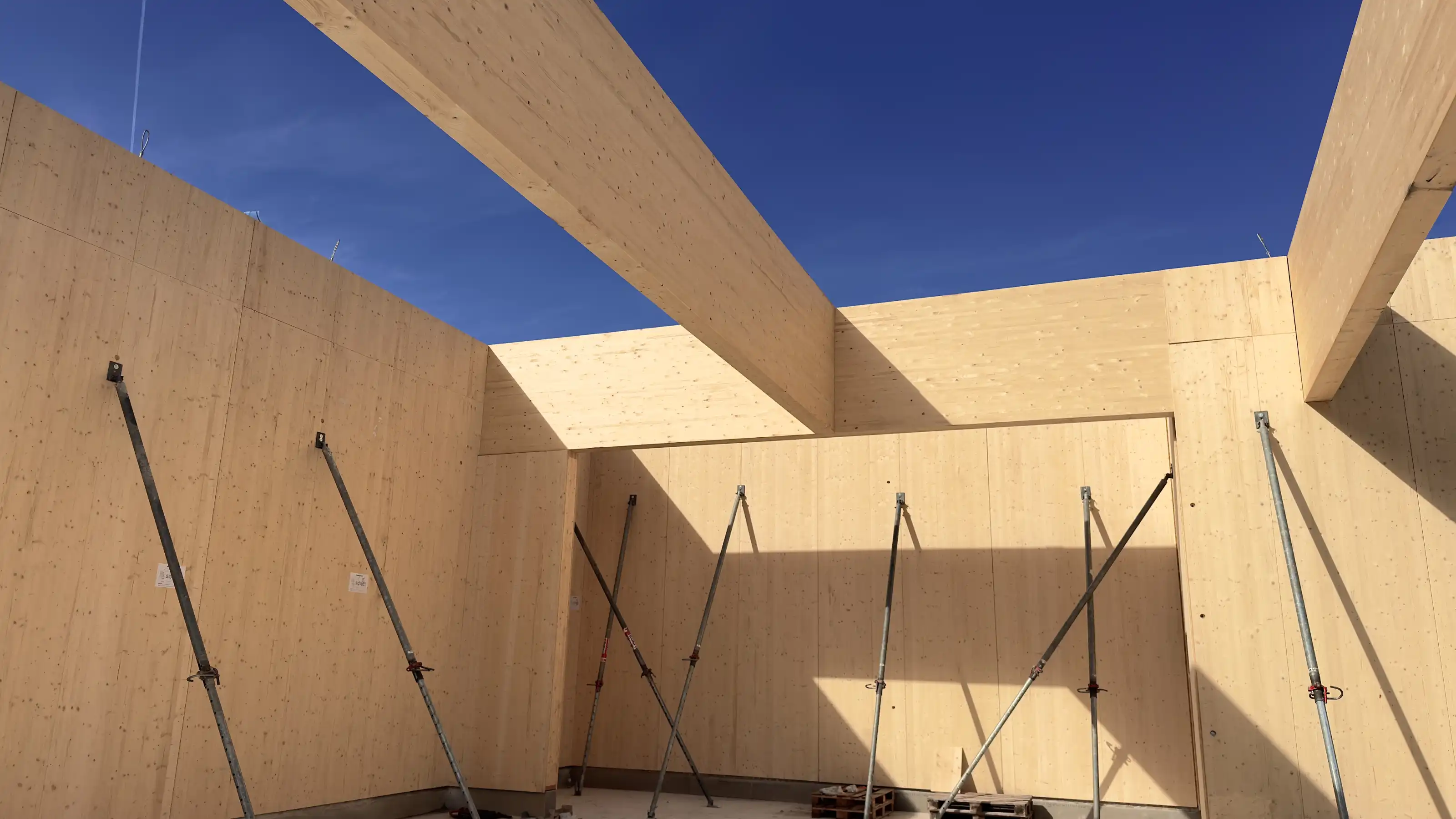 smartbuild Bauweise: Tragende Holzelemente für Handelsimmobilie