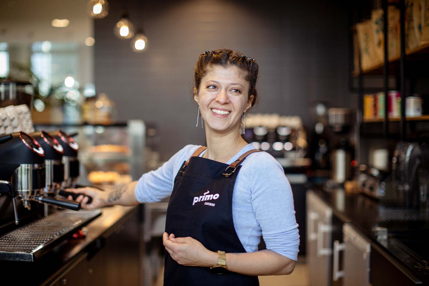 Primo cafebar Barista  bei der Arbeit