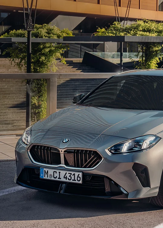 Der BMW 1er parkt auf einem Parkplatz - Der neue BMW 1er bei BMW Köhler in Karlstadt