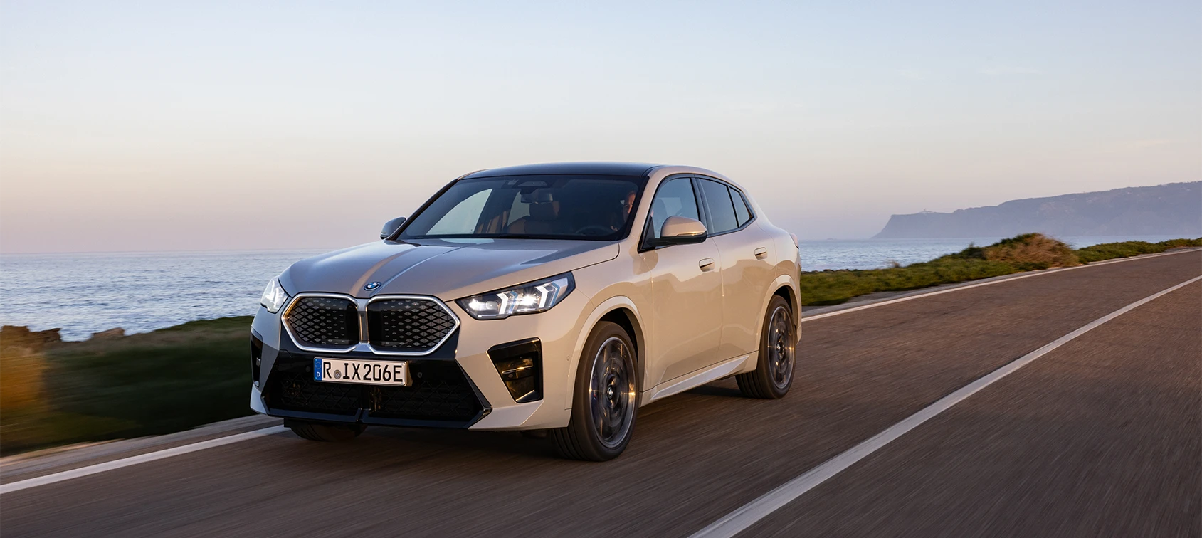 Frontansicht eines vollelektrischen BMW SUV mit beleuchteter Niere auf offener Straße – BMW Köhler in Karlstadt