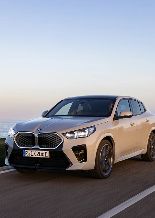 Frontansicht eines vollelektrischen BMW SUV mit beleuchteter Niere auf offener Straße – BMW Köhler in Karlstadt