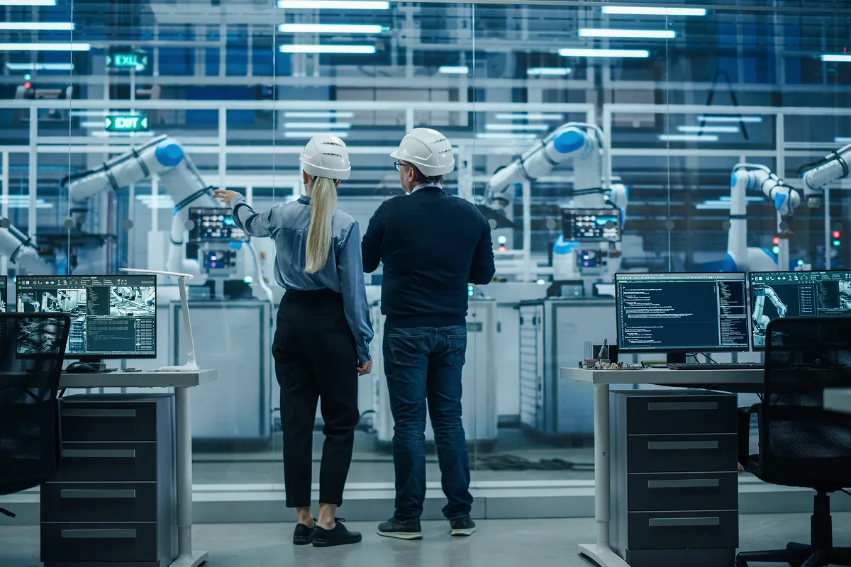 Twee personen in een fabriek