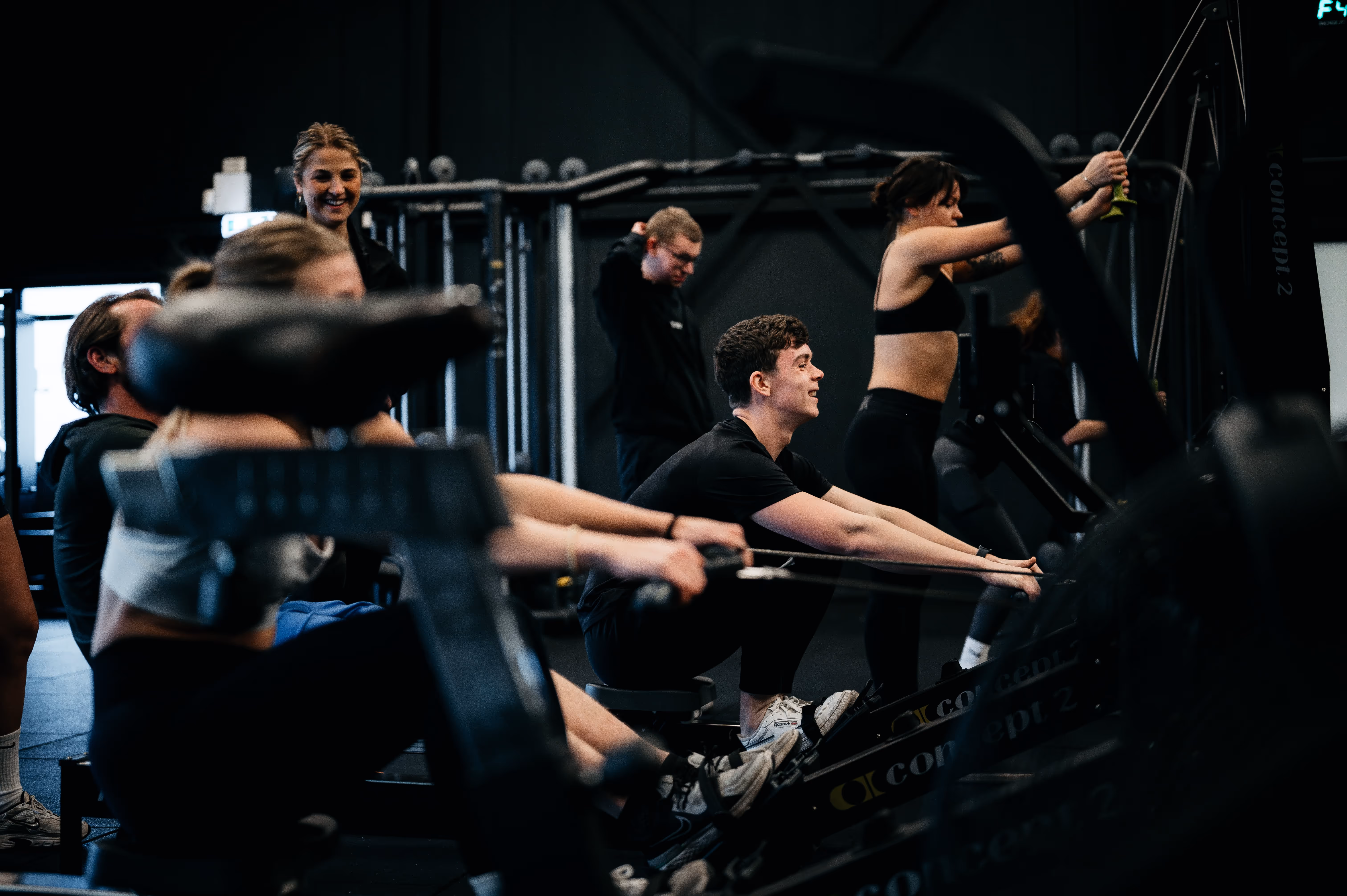 Personal trainer begeleidt klant in een studio – Gymful helpt fitnessbedrijven in Apeldoorn groeien met slimme marketing en branding