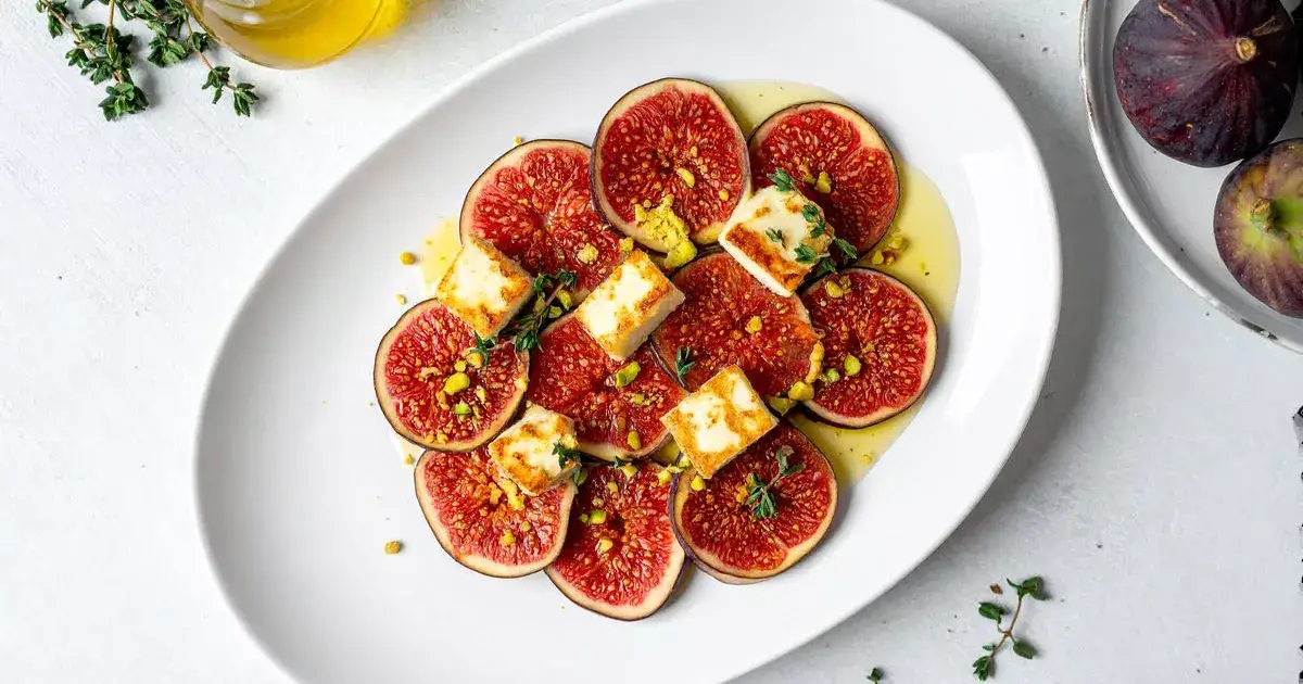 Sommerliches Carpaccio aus Feigen mit gebratenem Halloumi, Zitronenabrieb und Pistazien
