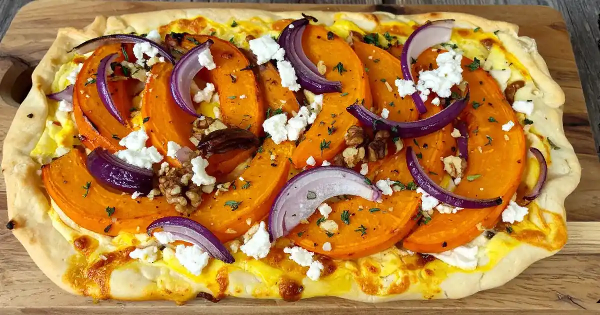 Vegetarischer Low Carb Flammkuchen mit Kürbis, Feta, roten Zwiebeln und Walnüssen auf Quarkboden