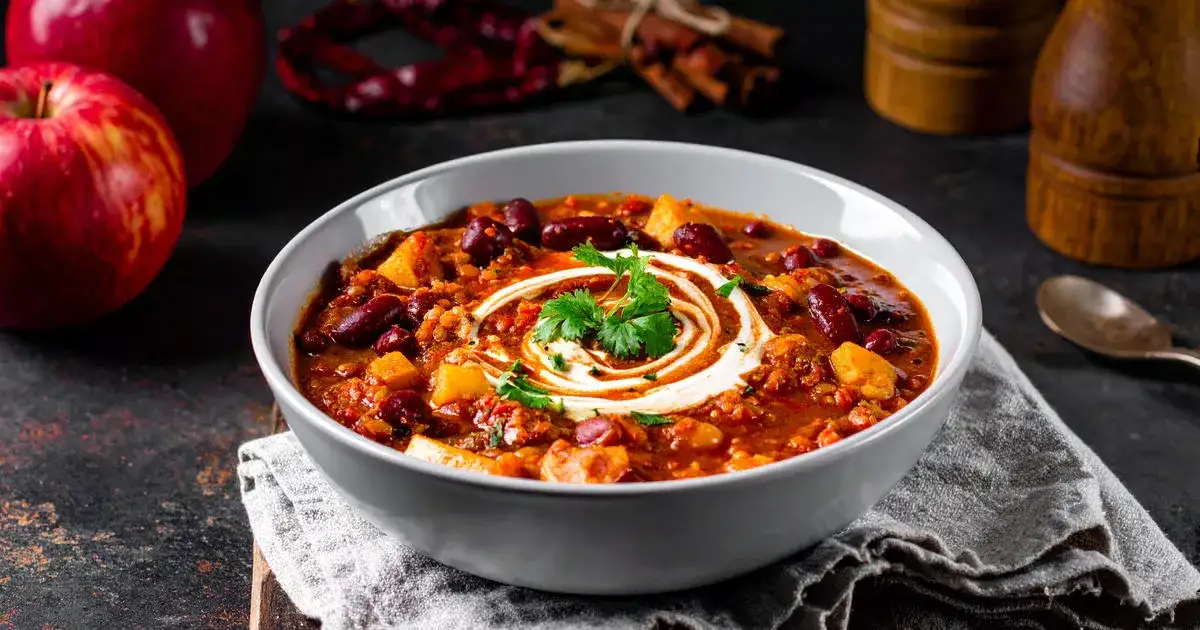 Rustikales veganes Apple Chili mit Äpfeln, Bohnen und Linsen in einer Schüssel