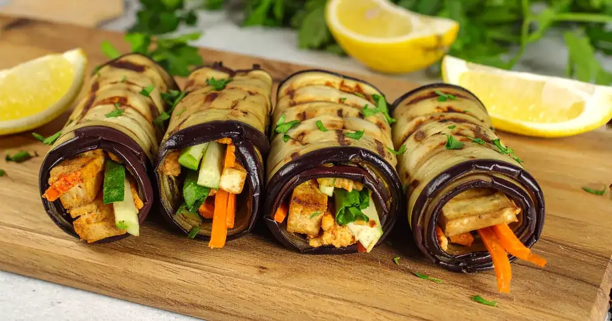 Kalorienarme Auberginen-Wraps mit Tofu, Hummus und frischem Gemüse auf einem hellen Teller angerichtet