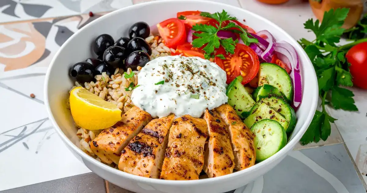 Griechische Bowl mit Hähnchen, Gemüse, Skyr-Zaziki und Vollkornreis