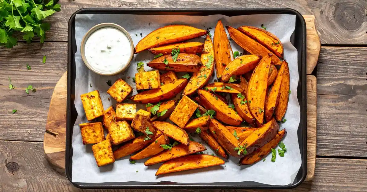Räuchertofu und Süßkartoffeln marokkanisch gewürzt vom Blech mit Dip