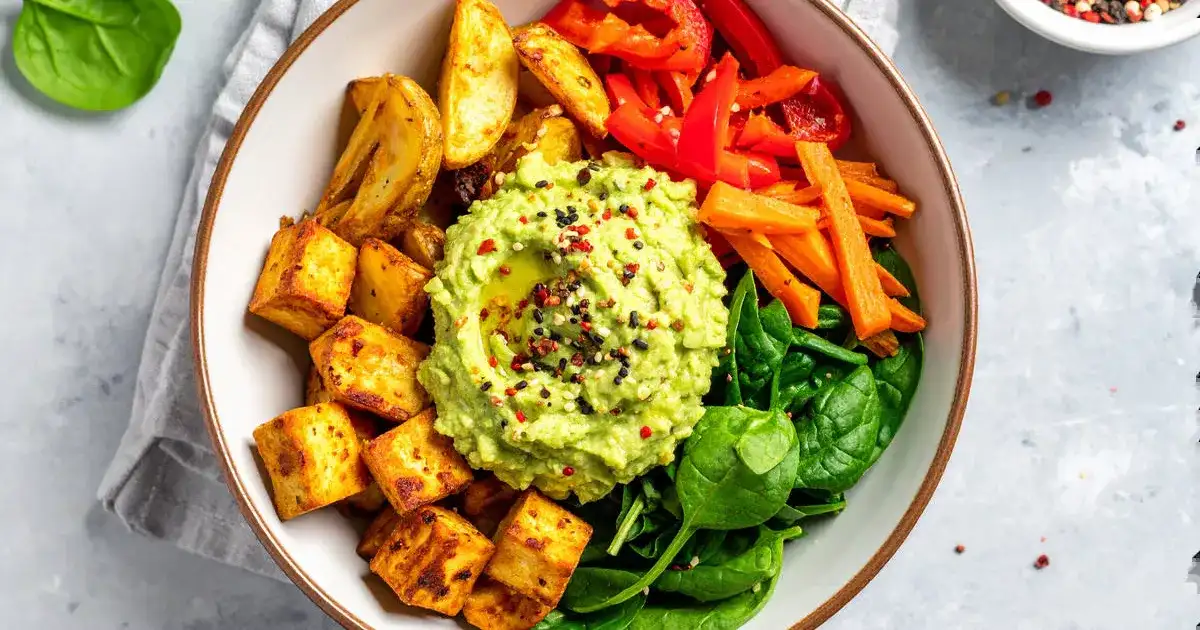 Vegane Kartoffel-Bowl mit knusprigen Ofenkartoffeln, Tempeh und Avocado-Creme