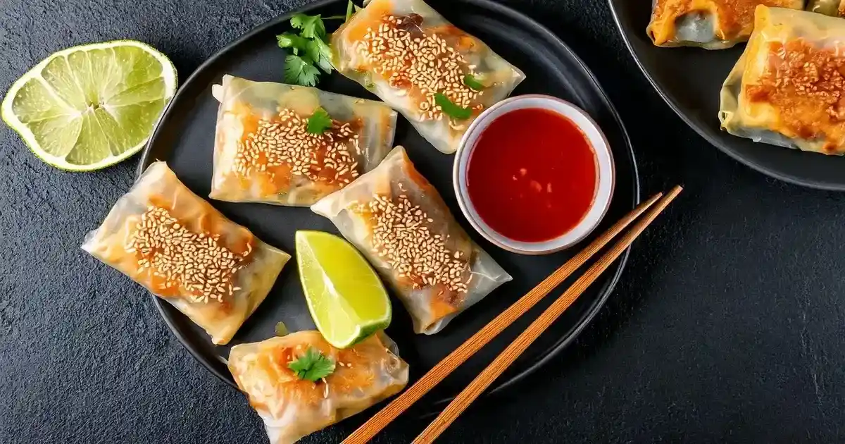 Proteinreiche Reispapier-Taschen mit Tofu-Quinoa-Füllung und süß-saurem Dip.
