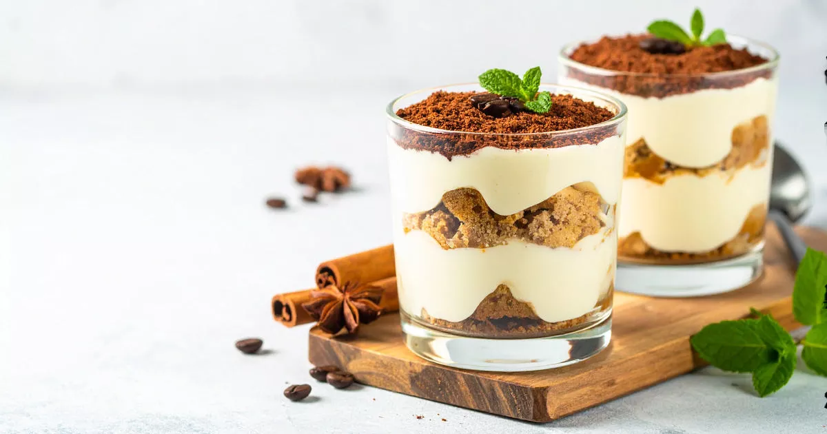 Protein-Tiramisu im Glas mit Zwiebackschichten, Vanillecreme und Kakaopulver