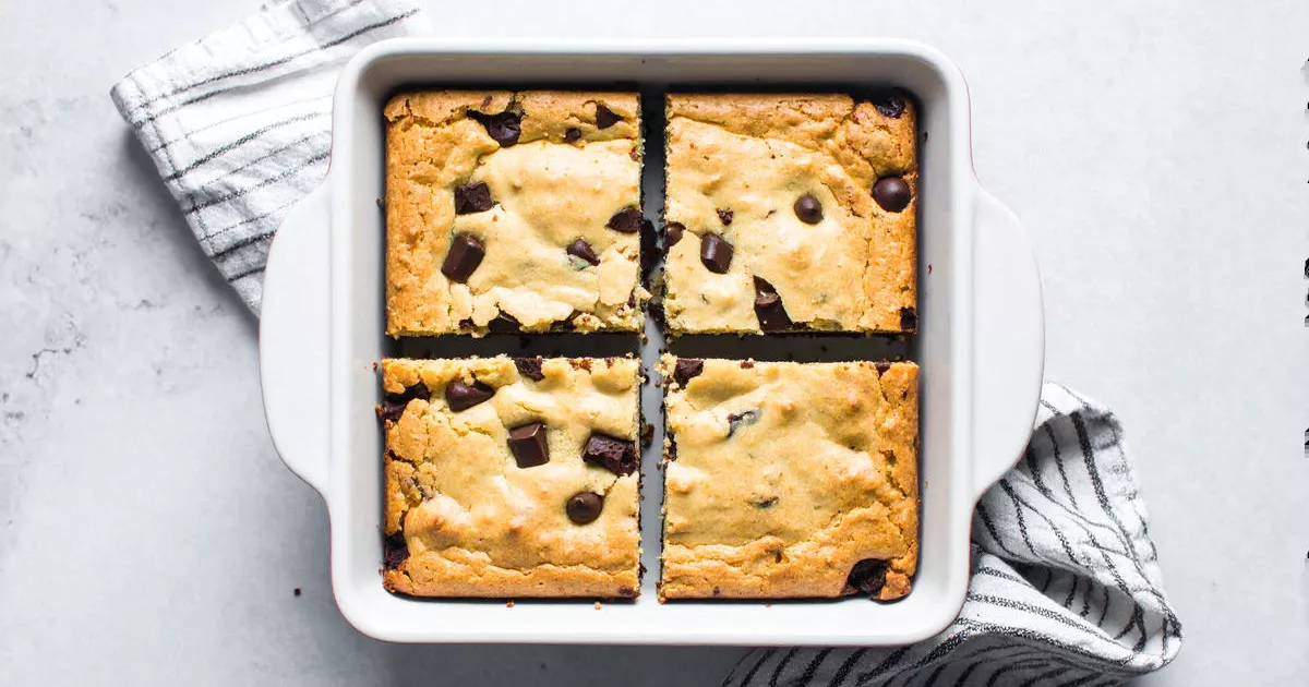 Chewy Vanille-Protein Blondies mit dunkler Schokolade – gesunder Fitness-Snack