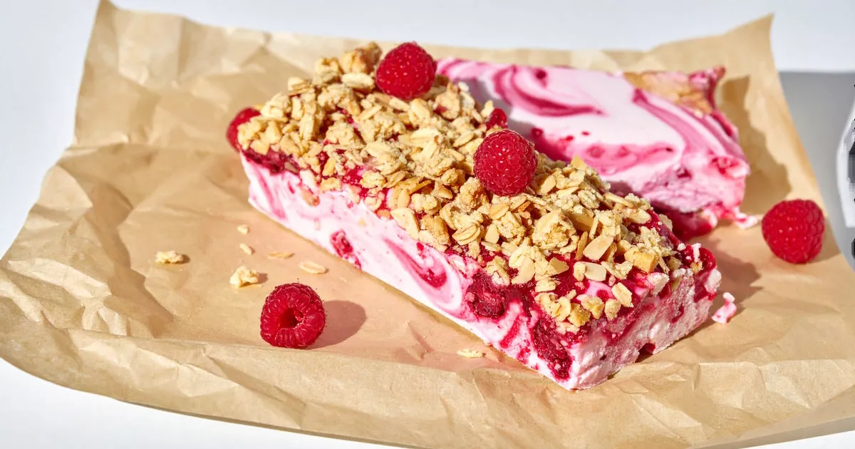 Gefrorener High-Protein-Joghurt mit Himbeerswirl und knusprigem Mandel-Hafer-Crunch