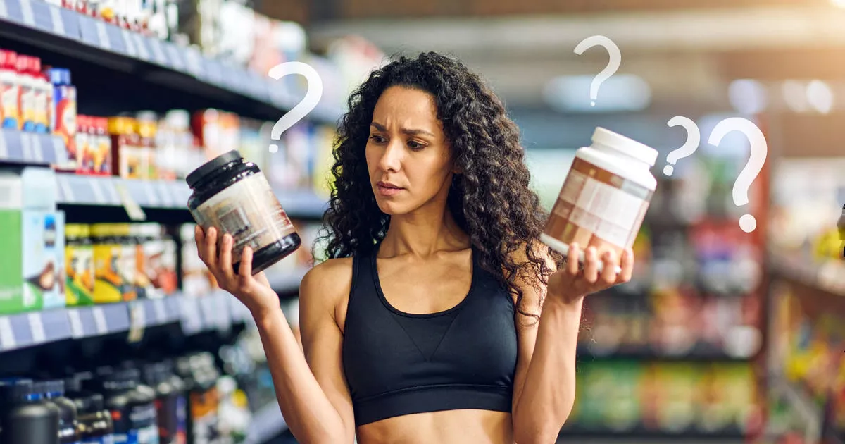 Eine verwirrte Frau im Gang eines Lebensmittelgeschäfts, die zwei Proteinprodukte vergleicht, mit übertriebenen Fragezeichen in ihrem Kopf