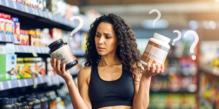 Eine verwirrte Frau im Gang eines Lebensmittelgeschäfts, die zwei Proteinprodukte vergleicht, mit übertriebenen Fragezeichen in ihrem Kopf