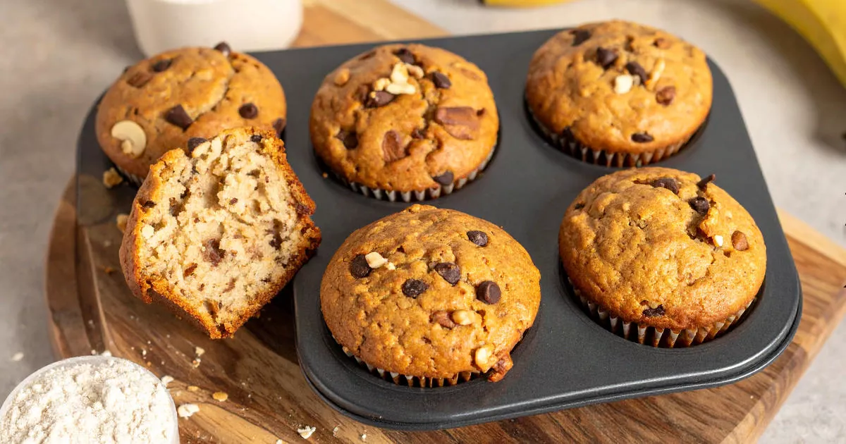 High Protein Bananenbrot-Muffins mit Walnüssen und Schokodrops in Muffinform
