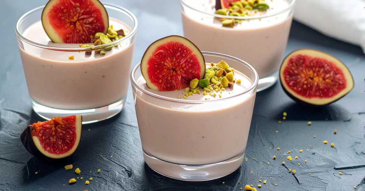 Protein-Mousse mit Feigen, weißer Schokolade und Pistazien in Dessertgläsern angerichtet.