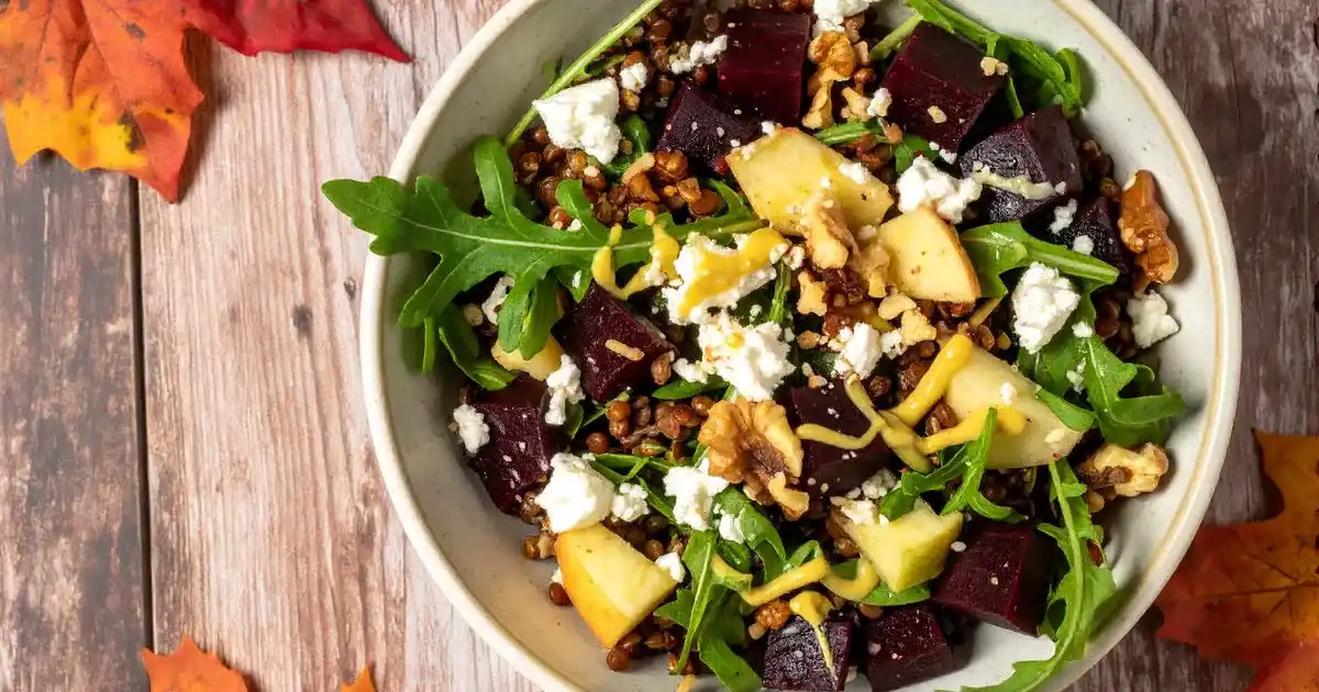 Herbstlicher Linsensalat mit Roter Bete, Feta und Walnüssen in einer Schüssel serviert