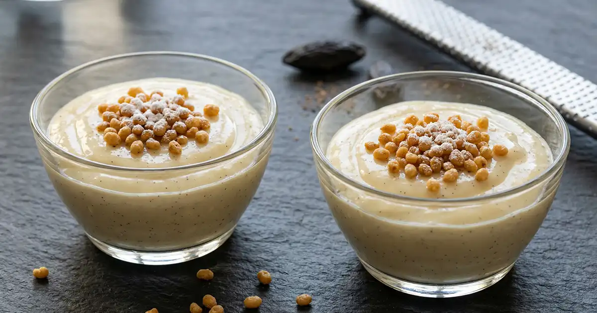 High Protein Vanillecreme im Glas mit cremiger Textur und Knusper-Topping