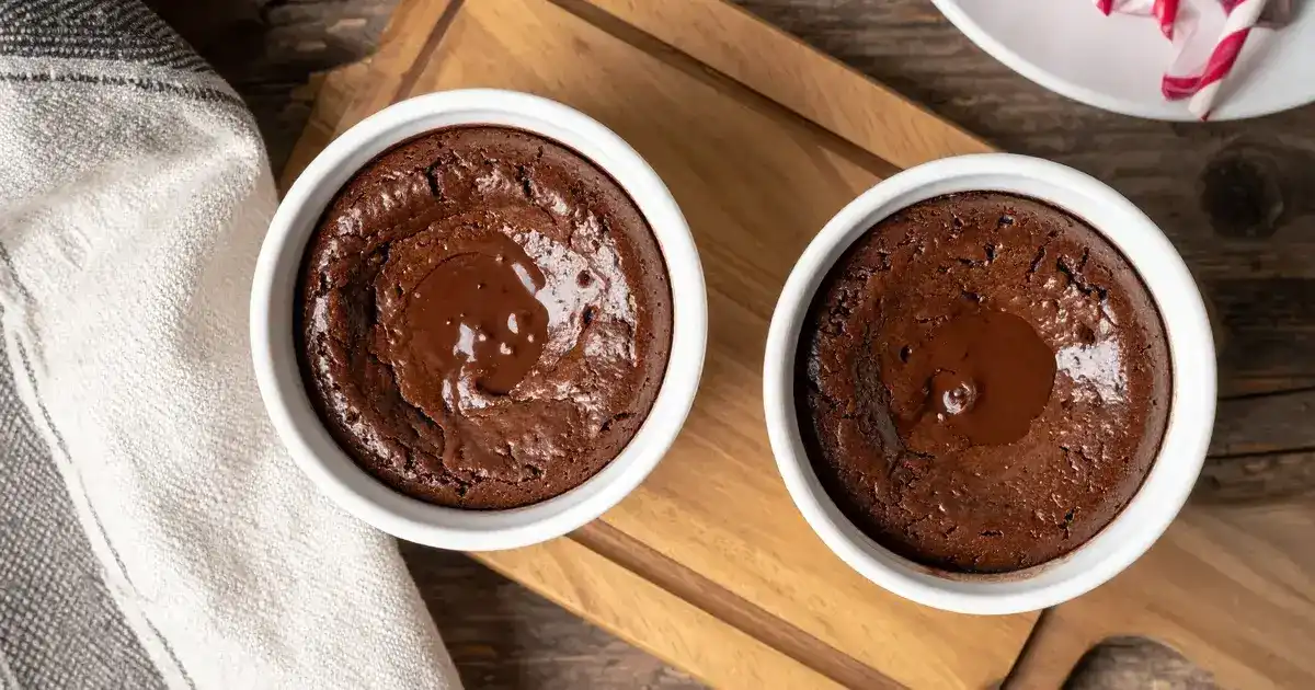 Zwei Schoko-Protein-Tassenkuchen mit flüssigem Kern in weißen Schälchen