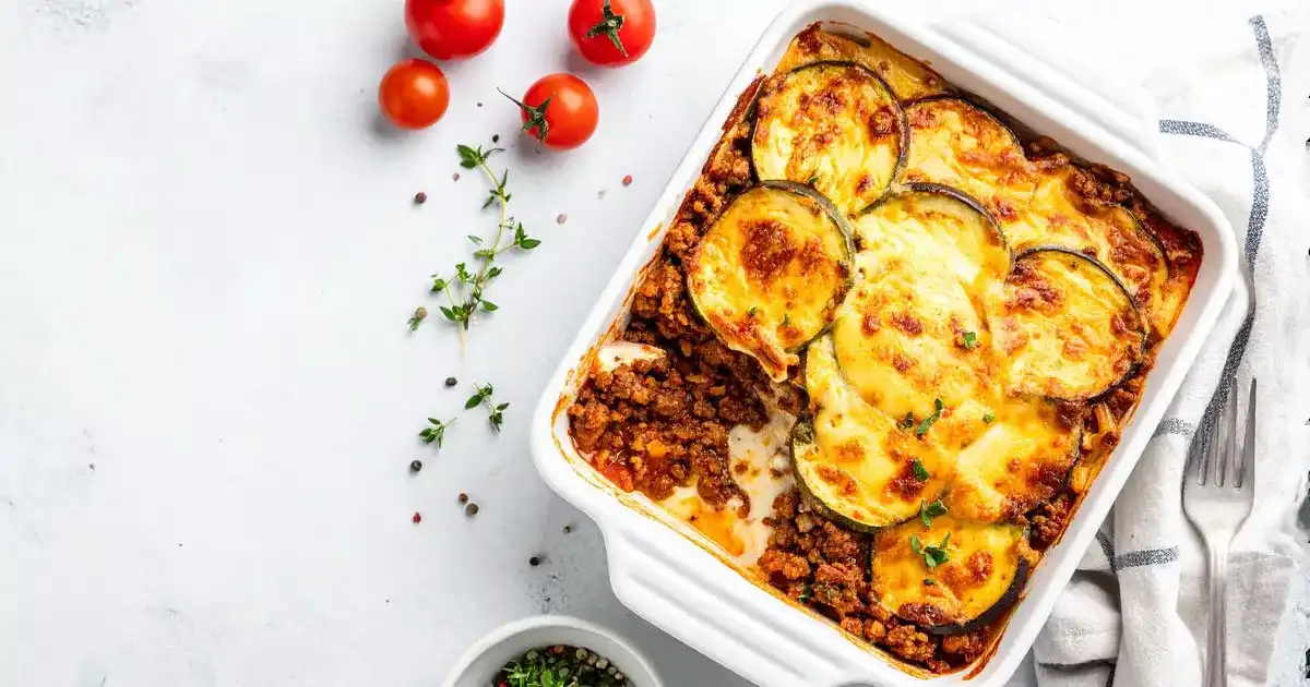 Proteinreiche Fitness-Moussaka aus dem Ofen mit Aubergine, Zucchini und Joghurt-Béchamel
